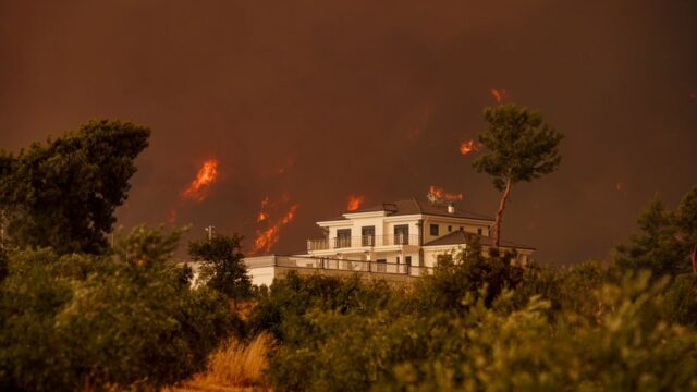 More than 220,000 evacuated in France and Spain due to wildfires
