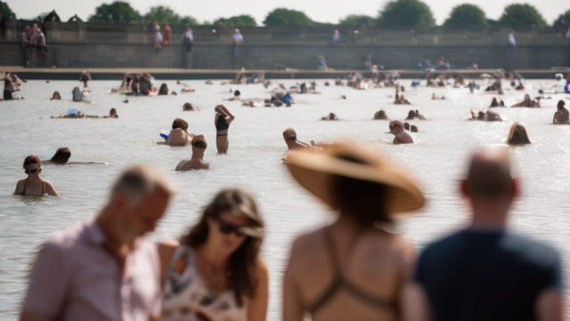 UK weather: Amber heat health alerts in place as heatwave peaks
